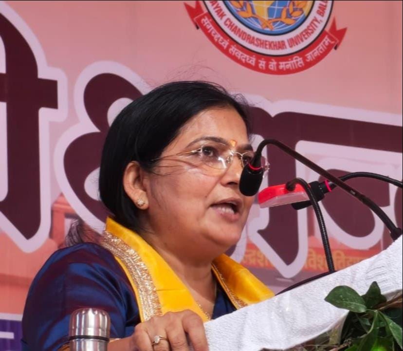 जेएनसीयू के दीक्षांत समारोह को संबोधित करती उच्च शिक्षा मंत्री रजनी तिवारी।संवाद