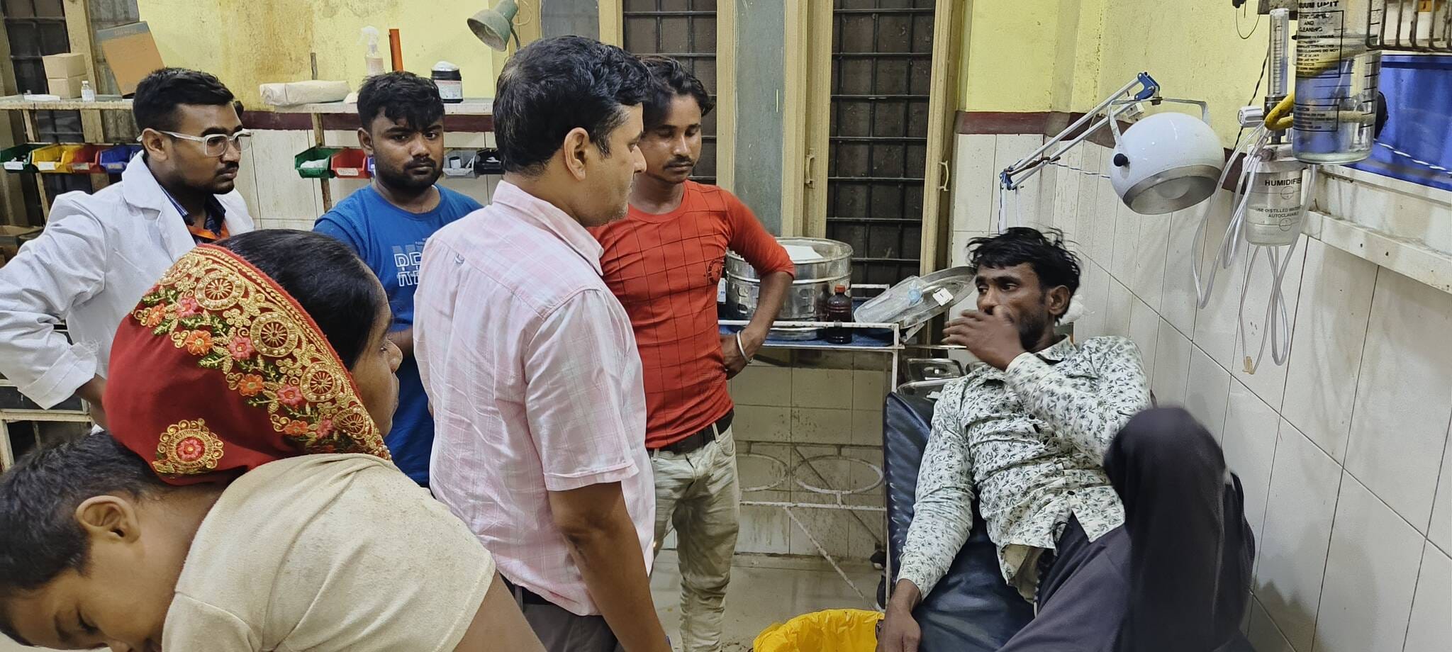 जिला अस्पताल की इमरजेंसी में रायबरेली में सर्पदंश के शिकार युवक को देखते चिकित्सक। 