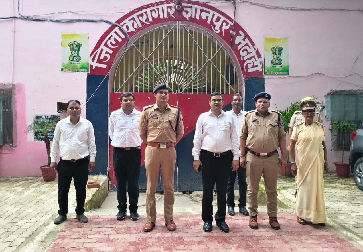 जिला कारागार का निरीक्षण कर बाहर निकलती जिला विधिक टीम। स्रोत विभाग
