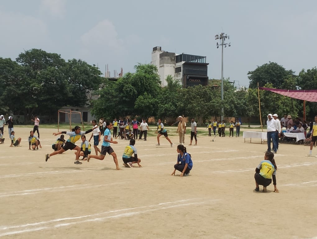 जिला स्तरीय स्कूली खेलकूद प्रतियोगिता में पसीना बहाते खिलाड़ी। संवाद