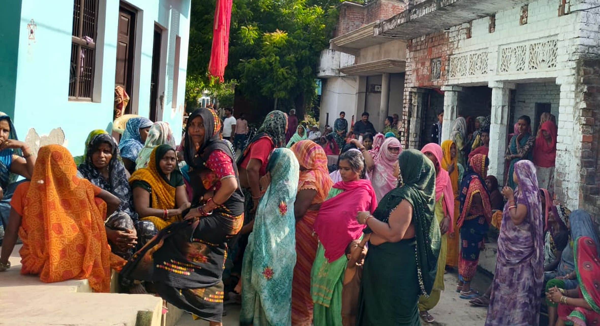 जायस के मुबारकपुर मुखेतिया गांव में गमगीन परिजन। स्रोत: ग्रामीण