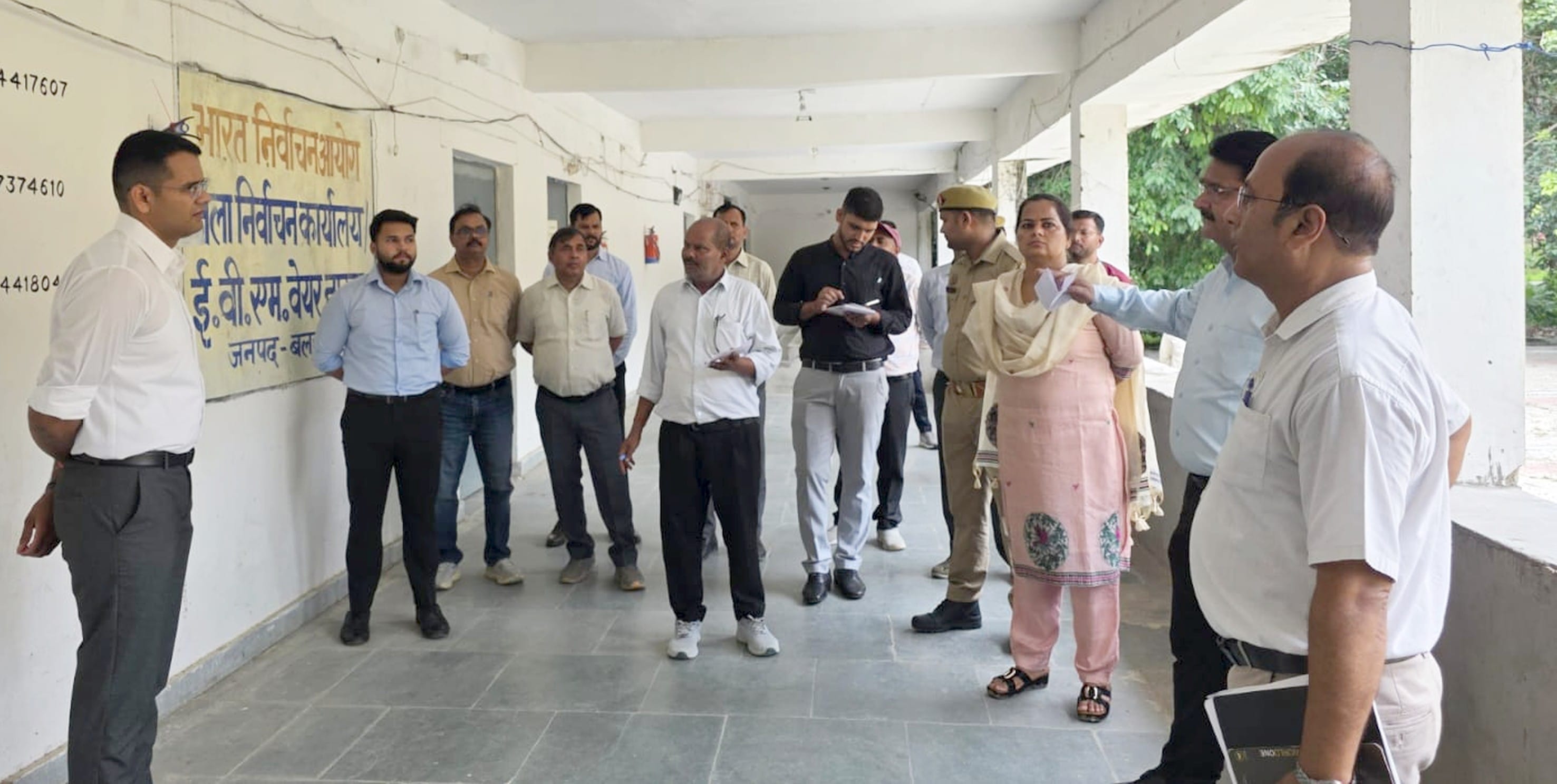 कलेक्ट्रेट में वीवीपैट कक्ष का निरीक्षण करते डीएम व अन्य ।