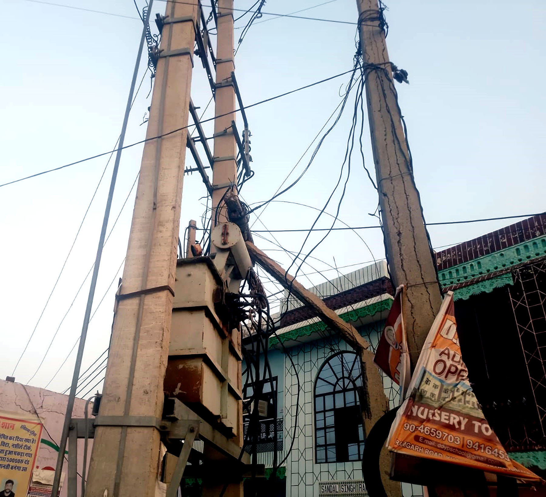 कलायत के सजूमा रोड़ के चौक पर टूटे बिजली के खंभे