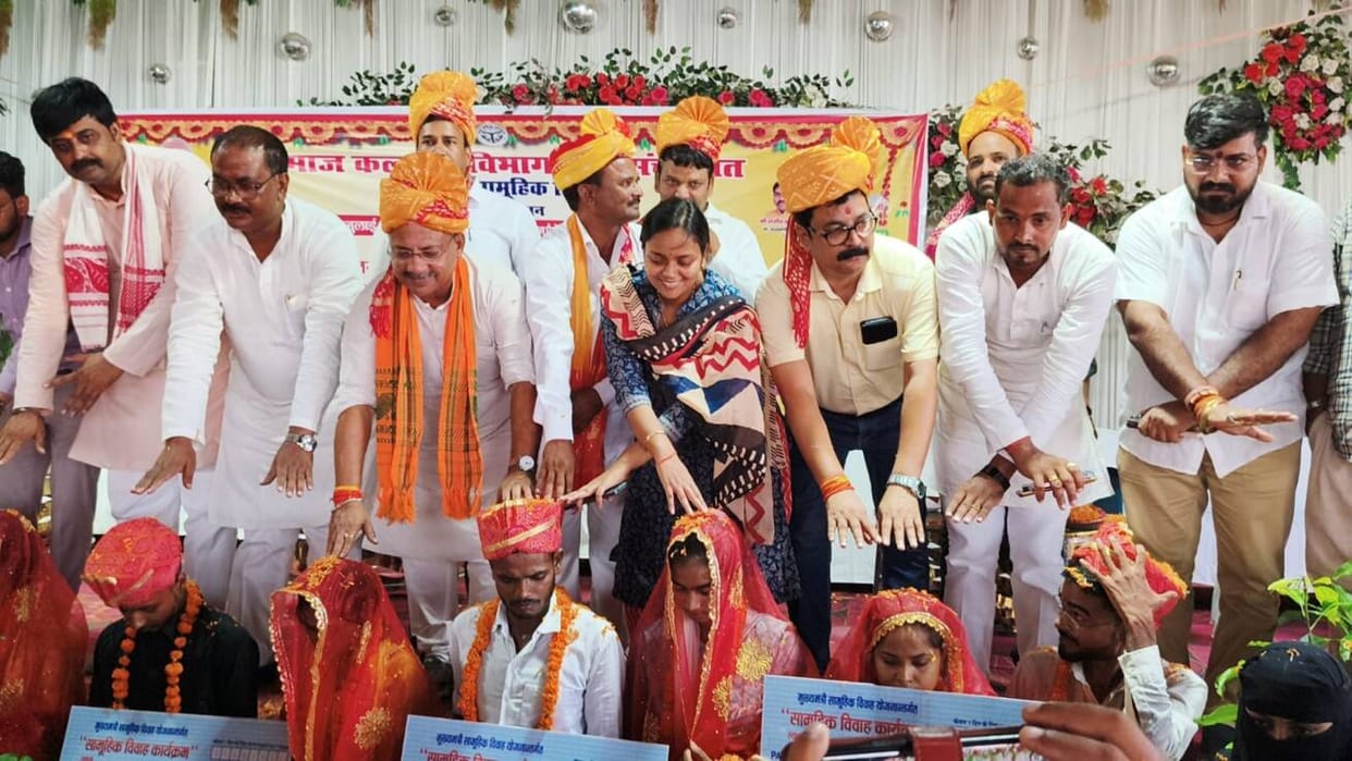 148 couples joined hands.