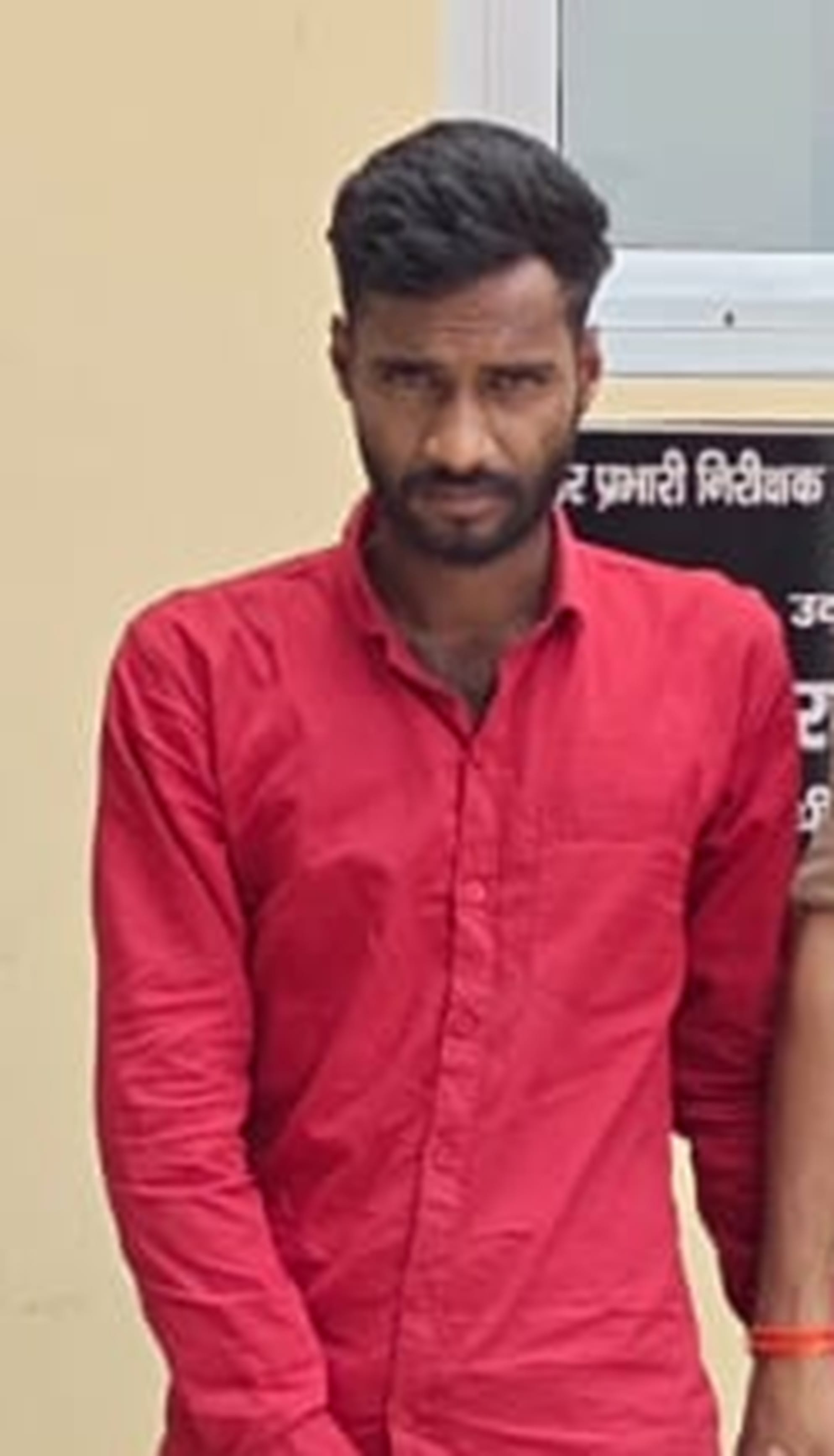कोतवाली पुलिस की गिरफ्त में विनीत राय हत्याकांड में आरोपी अरविंद कुमार। स्रोत- पुलिस विभाग