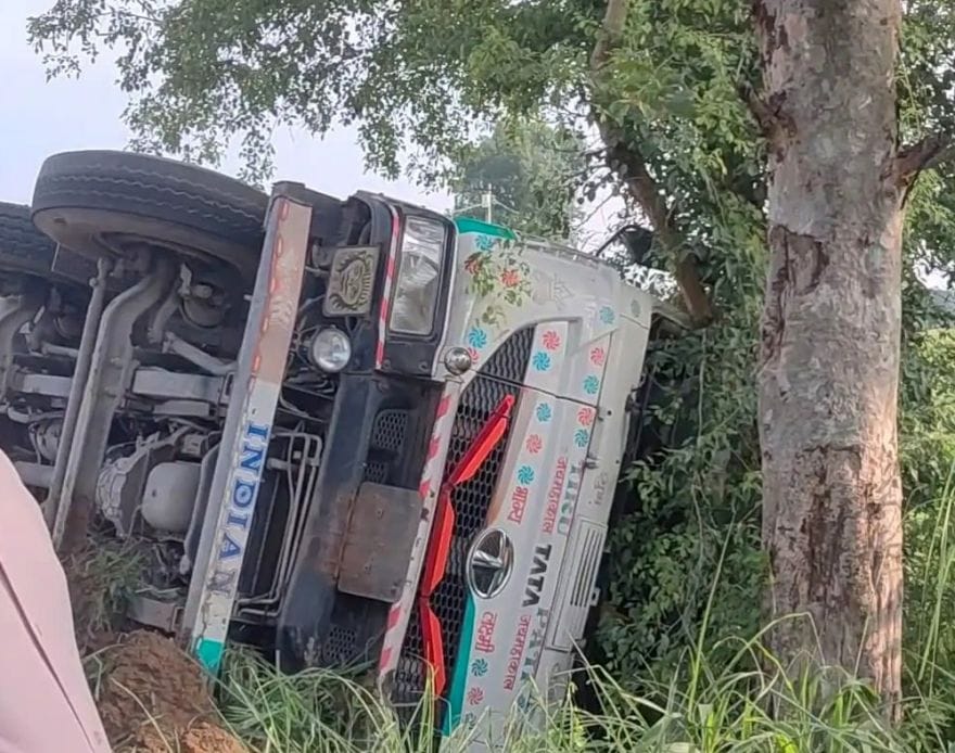  कोतवाली देहात के छतौना गांव के पास दुर्घटनाग्रस्त टैंकर। स्रोत-ग्रामीण