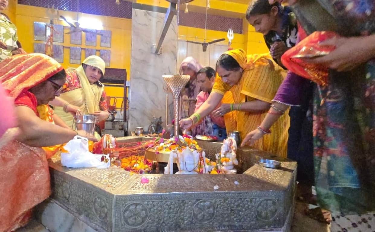 Ritual bathing of Shiva idols with water performed at temples on the first day of Sawan; prayers offered for wishes.