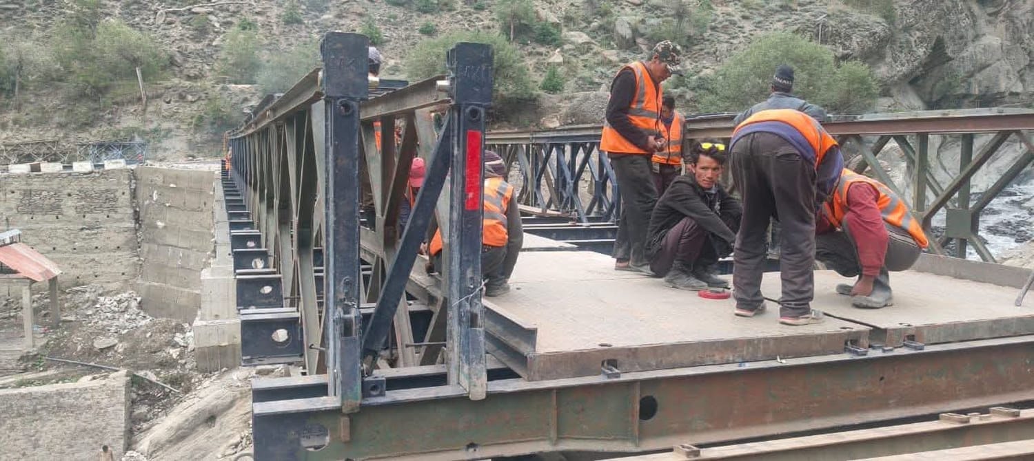 लाहौल के जाहलमा नाला में वैली ब्रिज के कार्य में जुटे बीआरओ के कर्मी।-संवाद