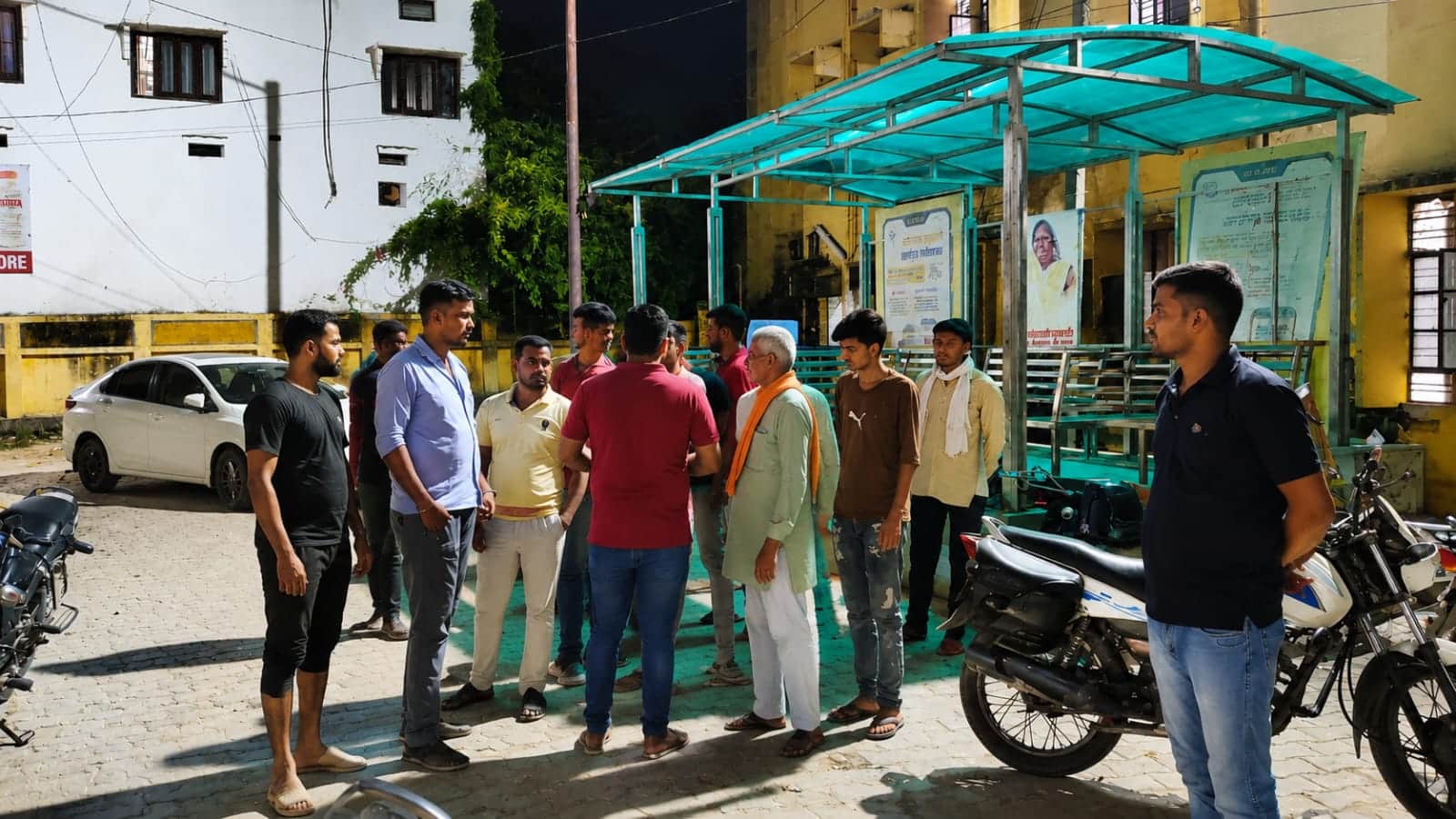मां-बेटे की मौत के बाद अस्पताल में मौजूद गमगीन परिजन और ग्रामीण। स्रोत ग्रामीण