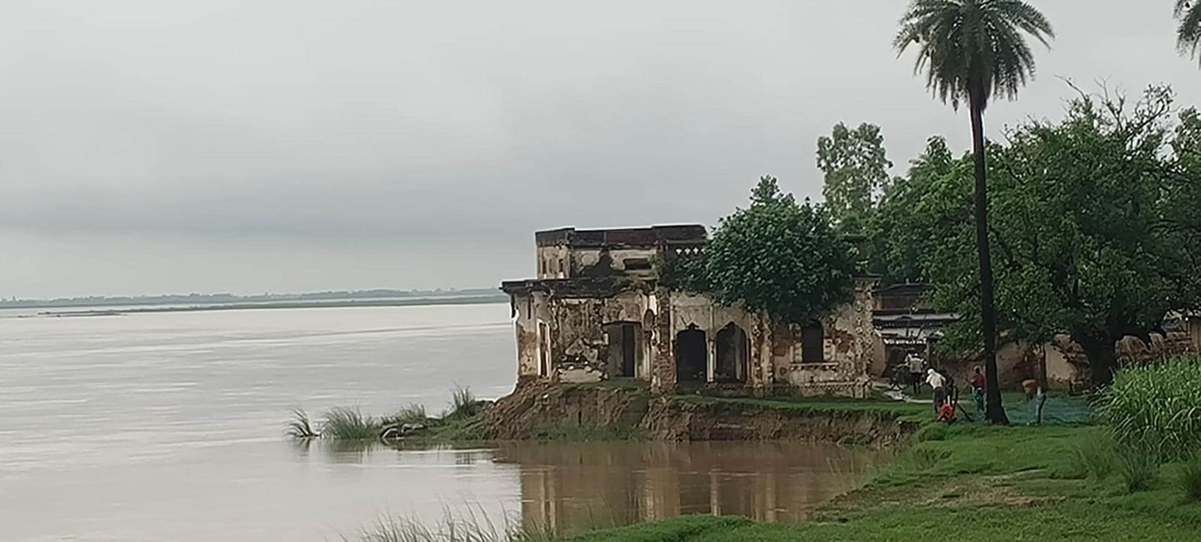 महसी के पिपरी में सरयू नदी की कटान में कट रहा एैतिहासिक किला।