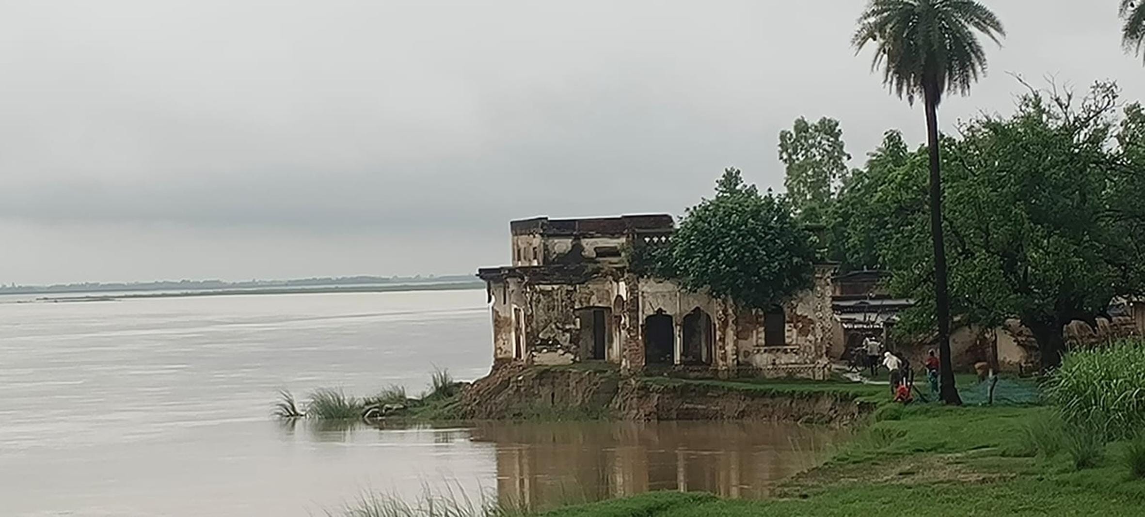 महसी के पिपरी में सरयू नदी की कटान में कट रहा एैतिहासिक किला।