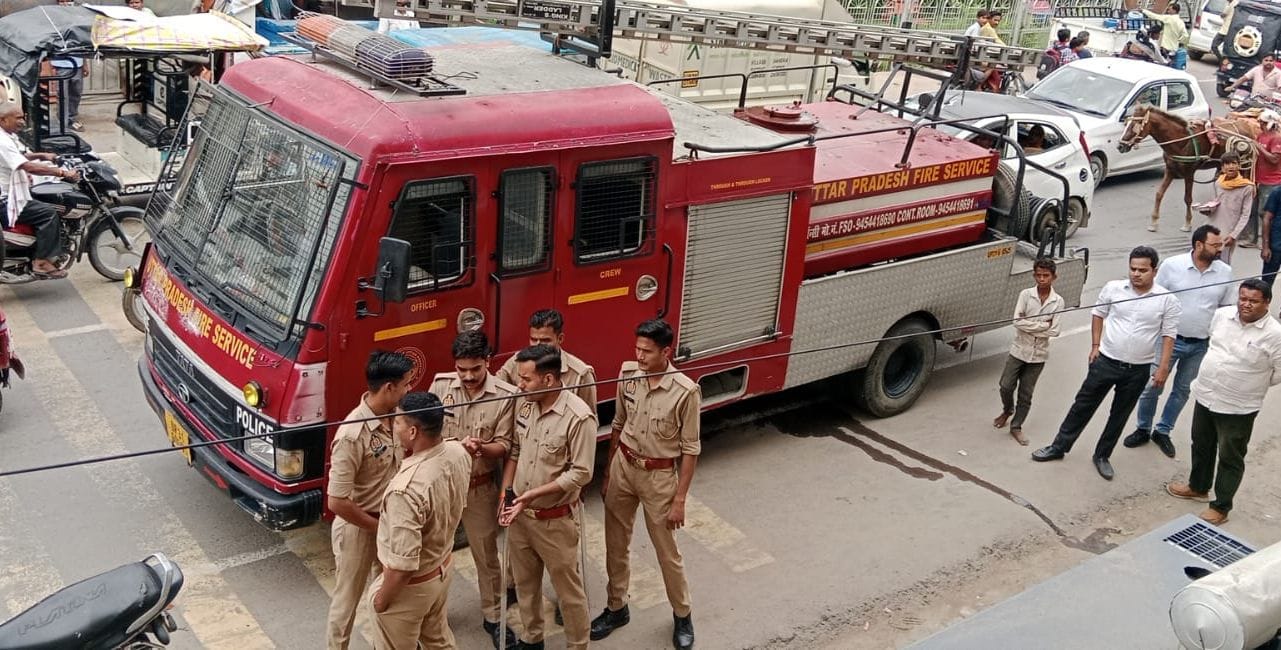 मौके पर पहुंची फायर ब्रिगेड। संवाद