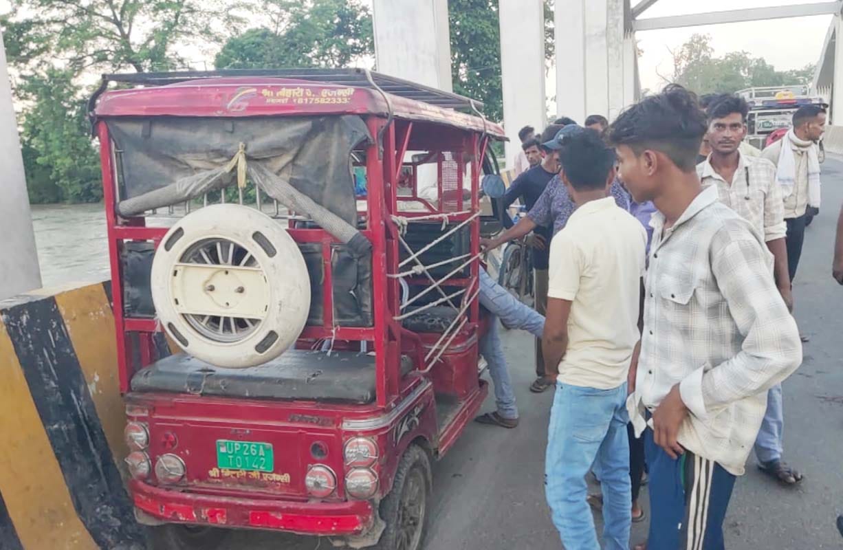 In Maksudapur, the driver parked his e-rickshaw on the bridge and jumped into the Sharda Canal.