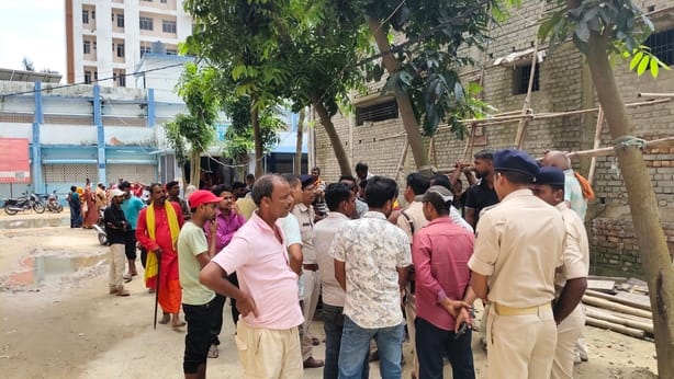 मधेपुरा सदर अस्पताल में मौजूद लोगों की भीड़