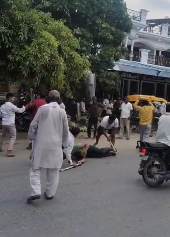 नगरा थाना क्षेत्र के गौंवापार में मारपीट का वायरल हो रहा वीडियो। वीडियो ग्रैब