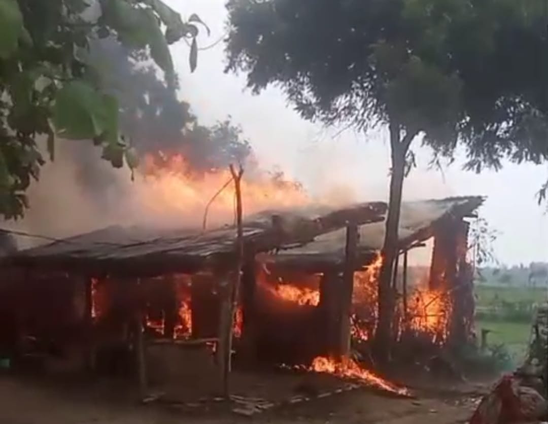 House catches fire due to short circuit; household belongings reduced to ashes.