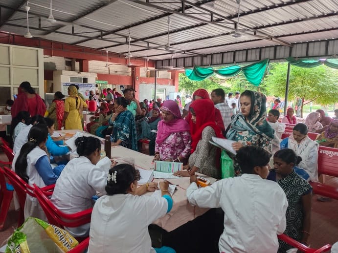 नागरिक अस्पताल में गर्भवती का रजिस्ट्रेशन करते हुए स्वास्थ्यकर्मी संवाद