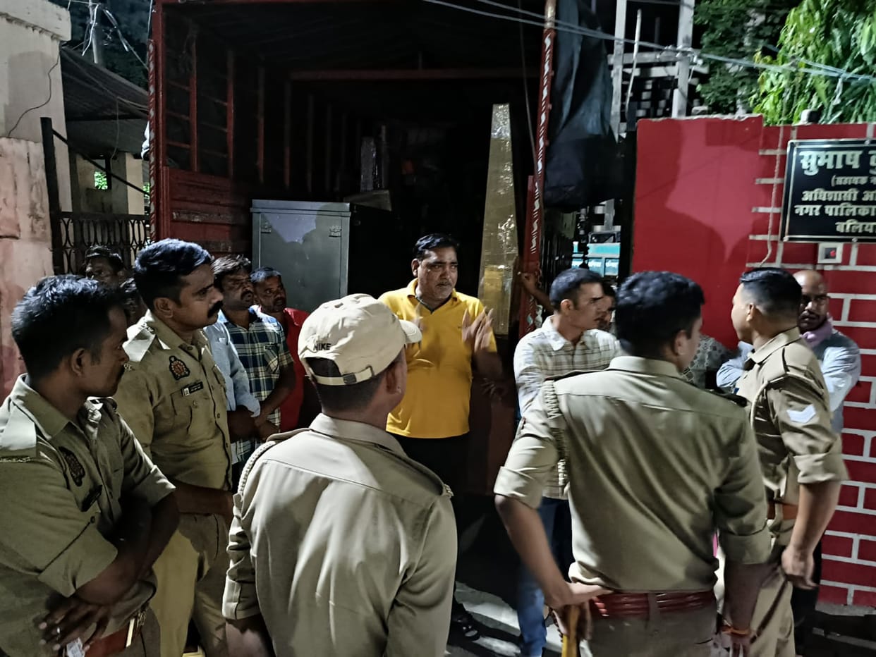 Contractors prevented the transfer of the transferred executive officer's belongings.