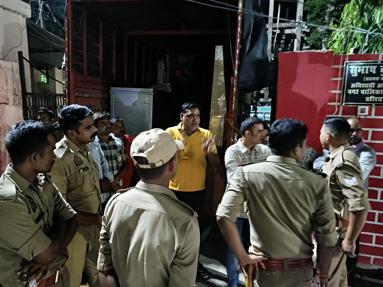 नगरपालिका के पूर्व अधिशासी अधिकारी के स्थानांतरण के बाद सामान ले जाने से रोकते नपा के ठेकेदार