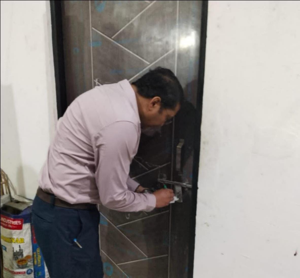 The health department team conducted a campaign to inspect hospitals in Robertsganj and Ghorawal areas. Major action was taken against illegal hospitals, seven OT-OPDs and four pathology centres were sealed.