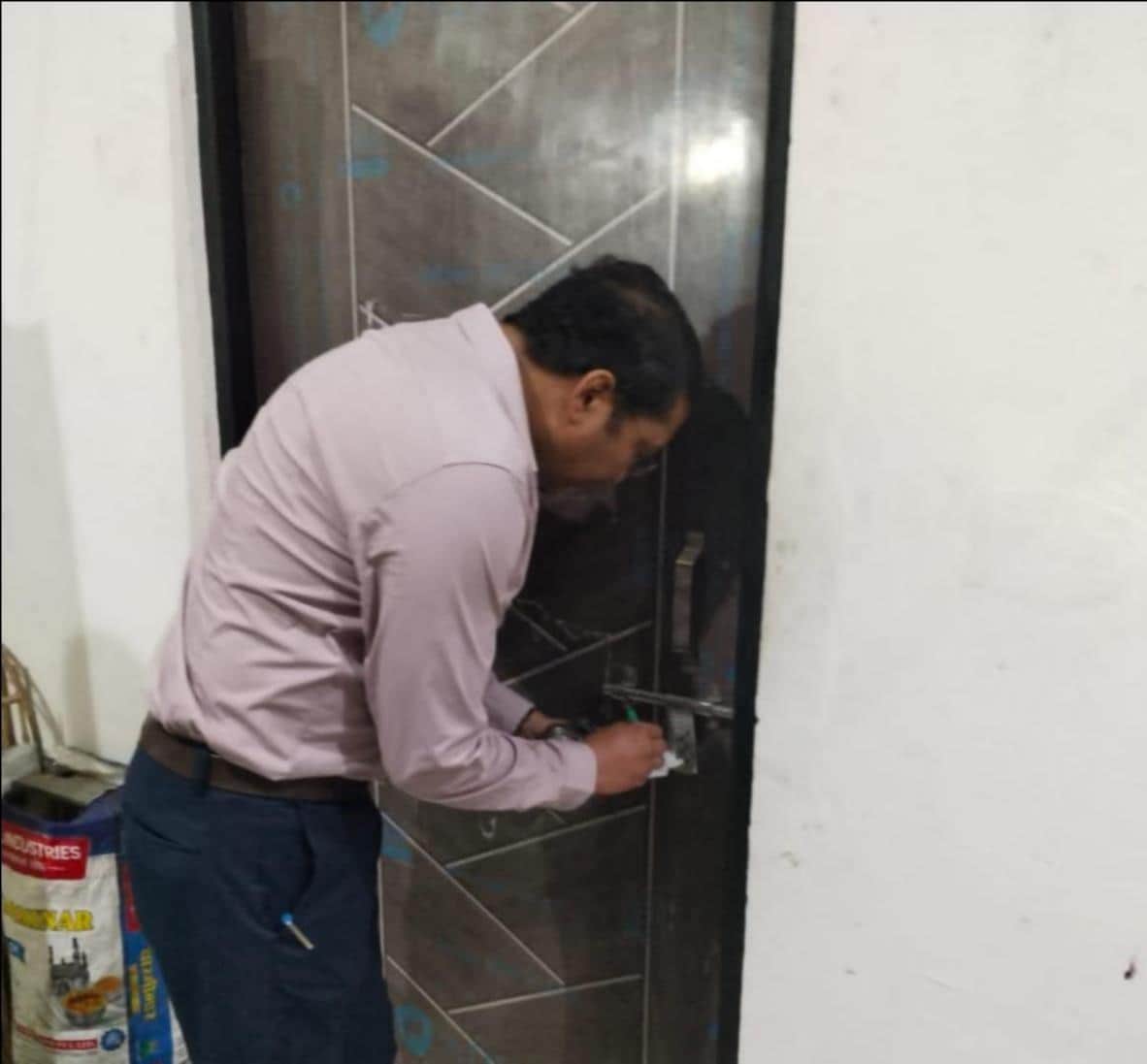 निजी अस्पताल सील करती स्वास्थ्य विभाग की टीम।स्रोत विभाग