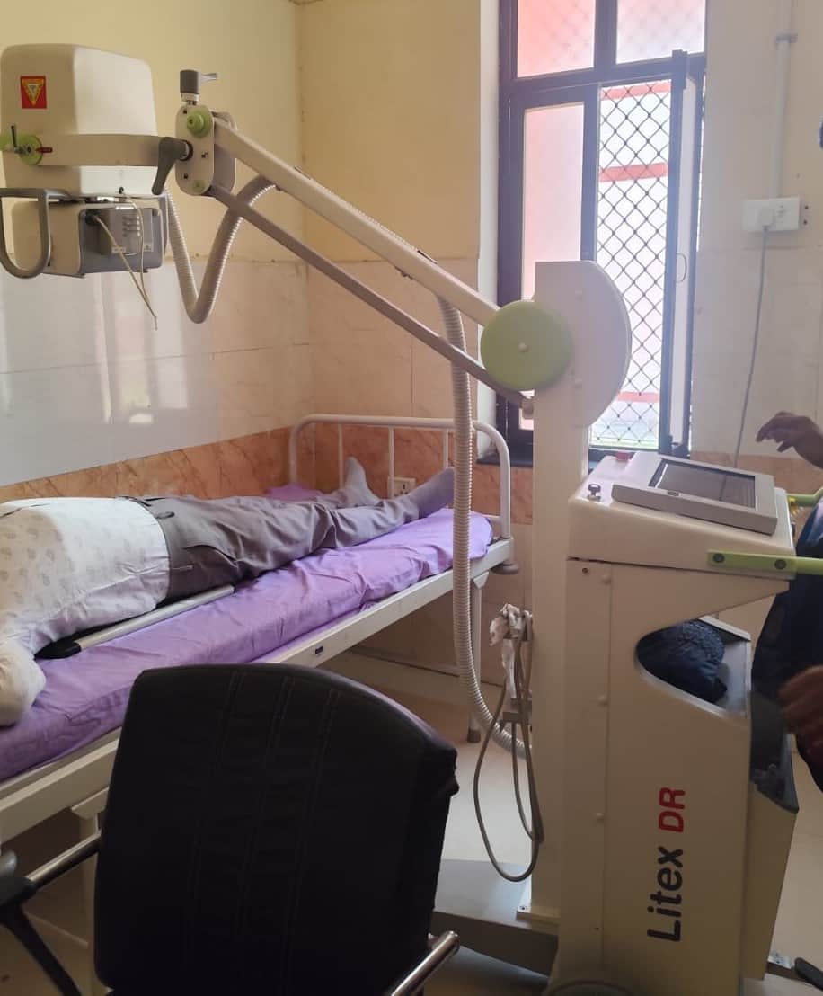 औराई ट्रामा सेंटर में लगी पोर्टेबल एक्सरे मशीन। संवाद