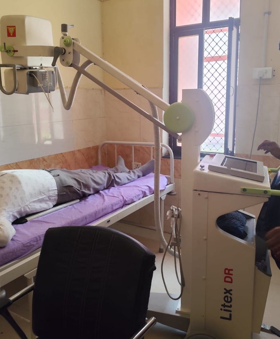 औराई ट्रामा सेंटर में लगी पोर्टेबल एक्सरे मशीन। संवाद