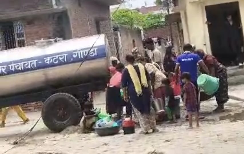 पाइपलाइन की मरम्मत करते कारीगर व टैंकर से पानी भरते लोग। संवाद