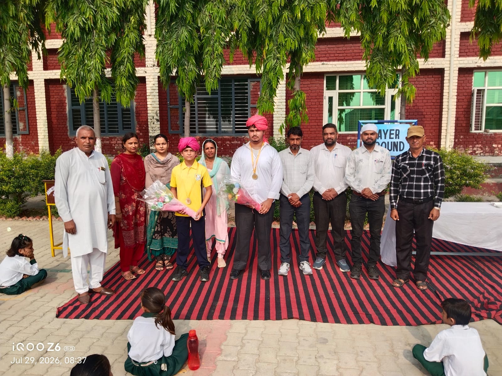 प्राचार्य ओम प्रकाश शर्मा विजेता खिलाड़ियों को सम्मानित करते हुए। विज्ञप्ति