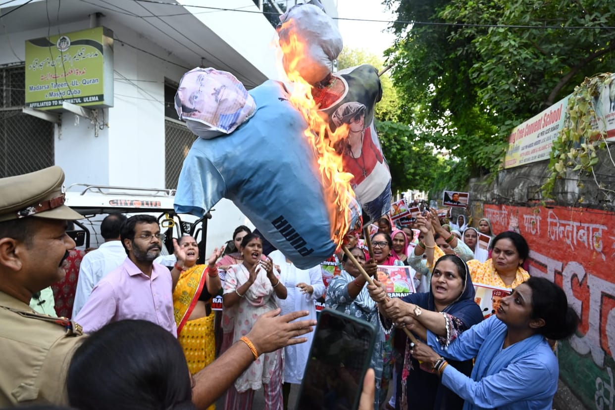 Effigy of Education Minister and BJP MP Kangana Ranaut burnt.