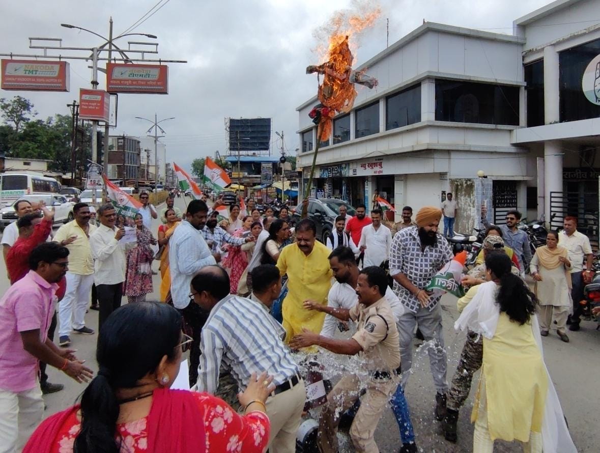 पुतला दहन करते कांग्रेसी महिलाएं
