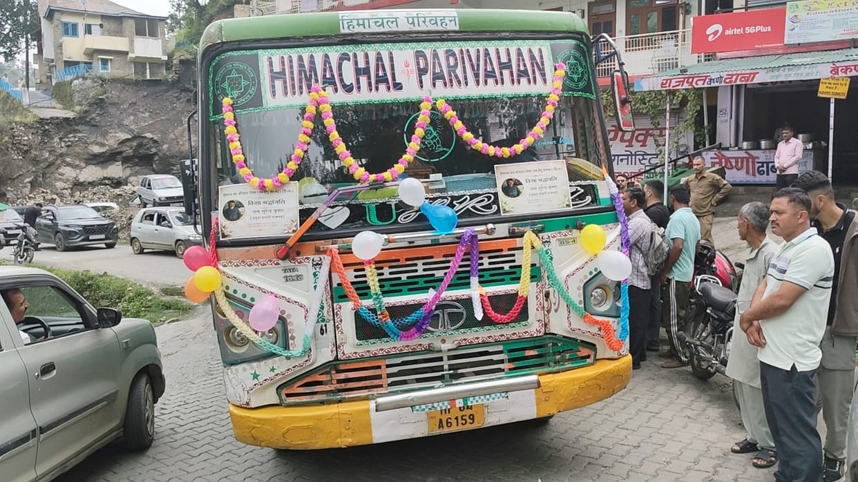 HRTC conductor passes away; final journey in a bus decked with flowers.