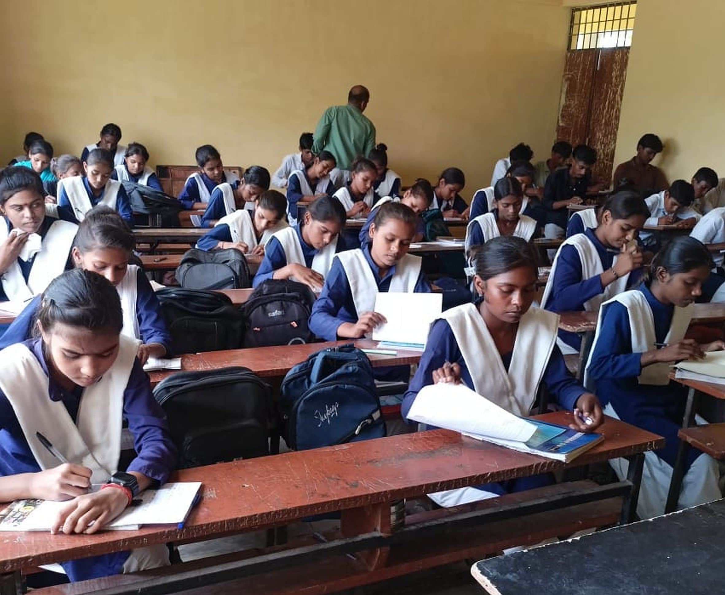  राजकीय हाईस्कूल हरिहरपुर में आयोजित प्रतियोगिता में प्रतिभाग करते विद्यार्थी। स्रोत: विद्यालय 
