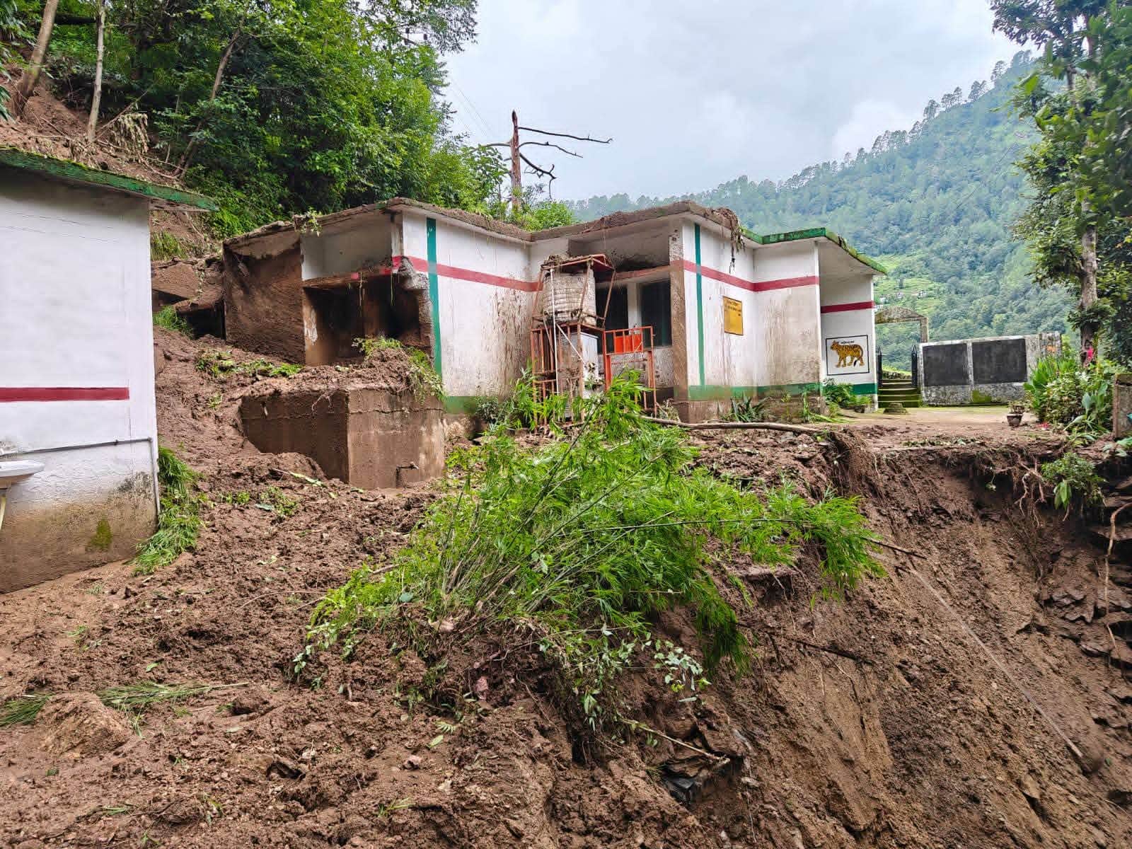 राजकीय उच्च प्राथमिक विद्यालय स्यांसू का क्षतिग्रस्त भवन। संवाद
