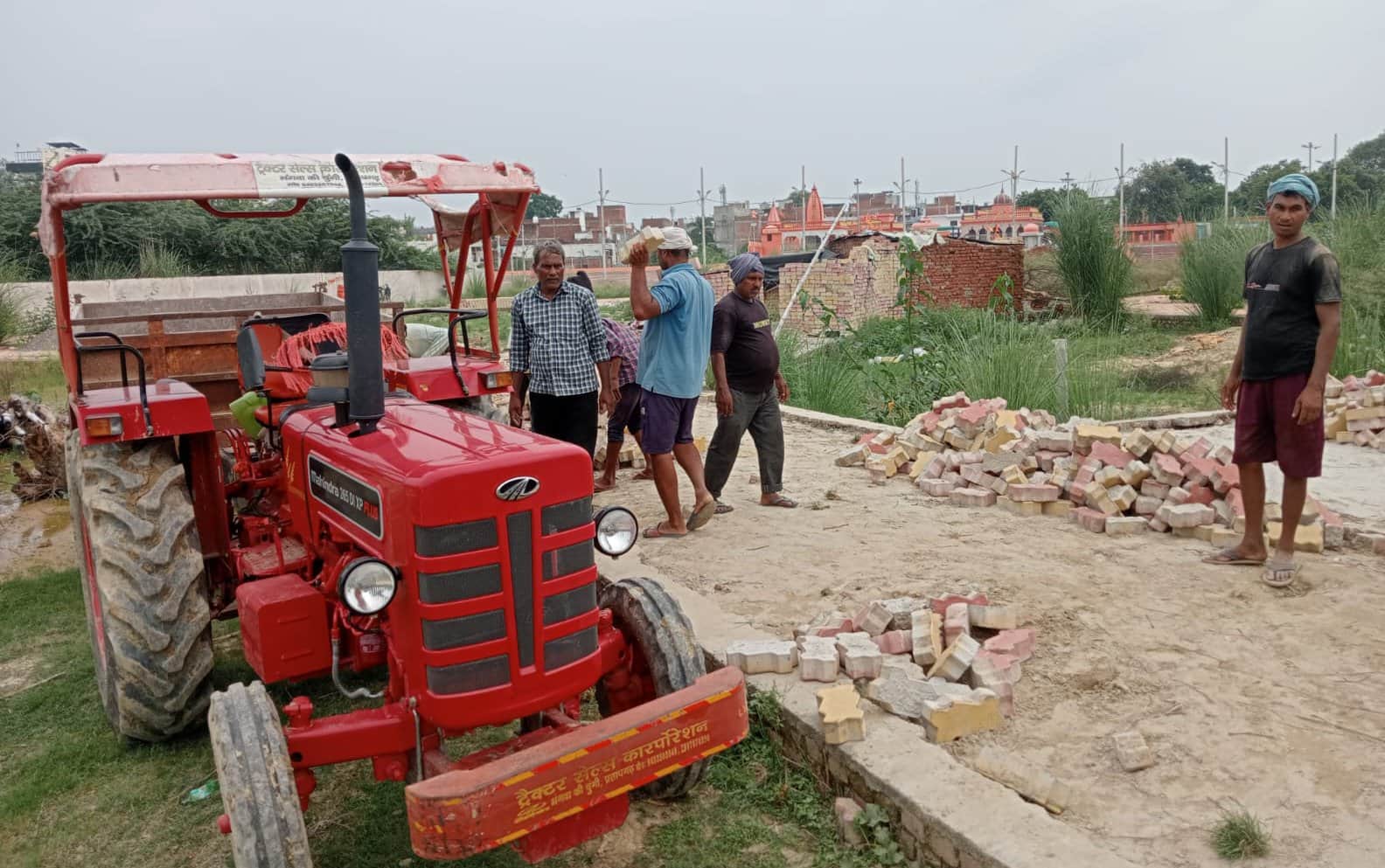 रंजीतपुर चिलबिला के बराछा स्थित बंधन पार्क से मलवा हटाते नगर पालिका के कर्मचारी। संवाद