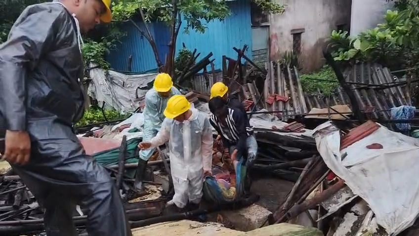 रेलवे की बाउंड्री वॉल गिरने से युवक की मौत हो गई
