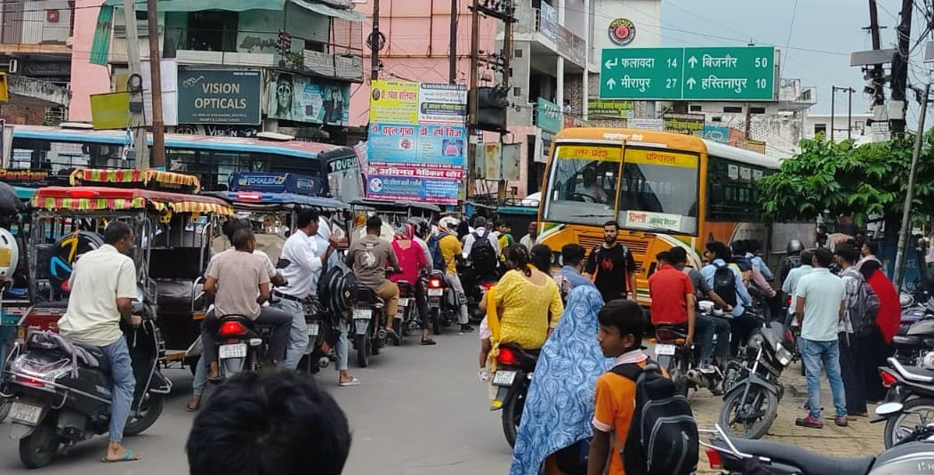 Kanwar Yatra: Massive traffic jam on the Mawana-Bijnor route on the very first day of route diversions; commuters left stranded.