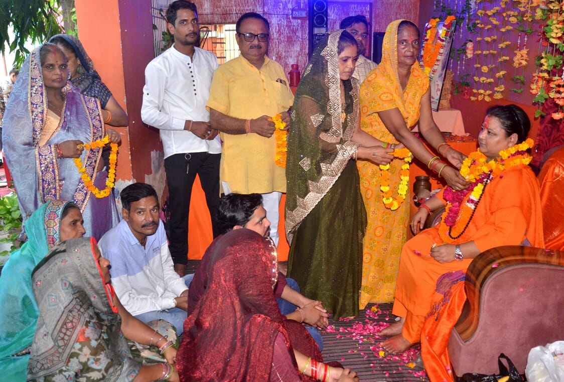 Devotees worshipped their gurus and went to bathe in the Ganges
