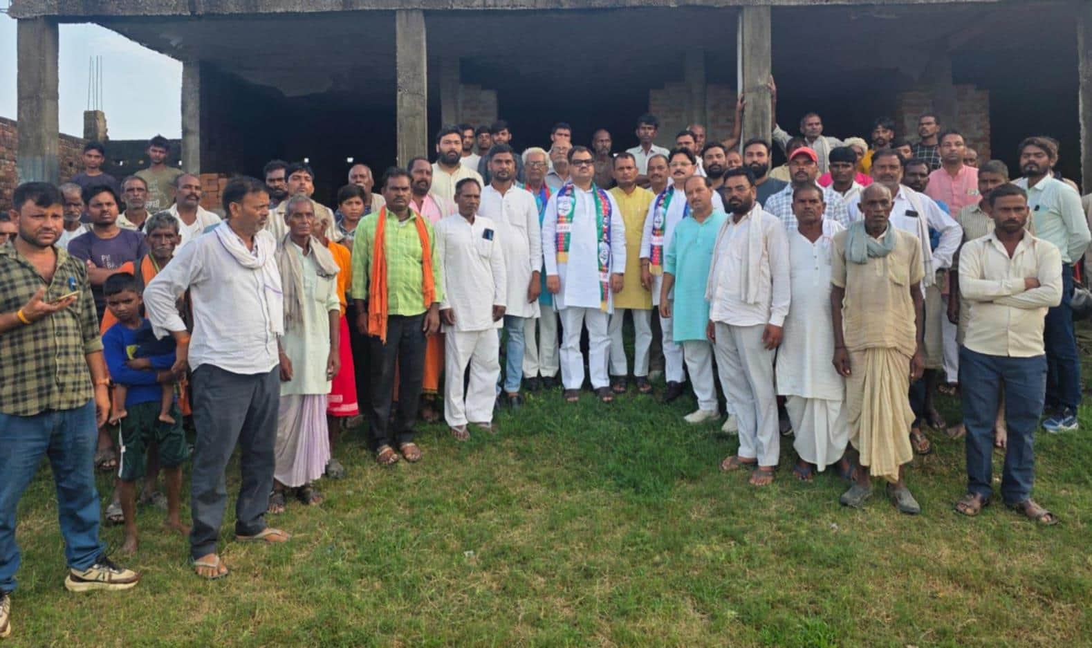 संगमपुरवा में बैठक करते लोजपा के कार्यकर्ता।