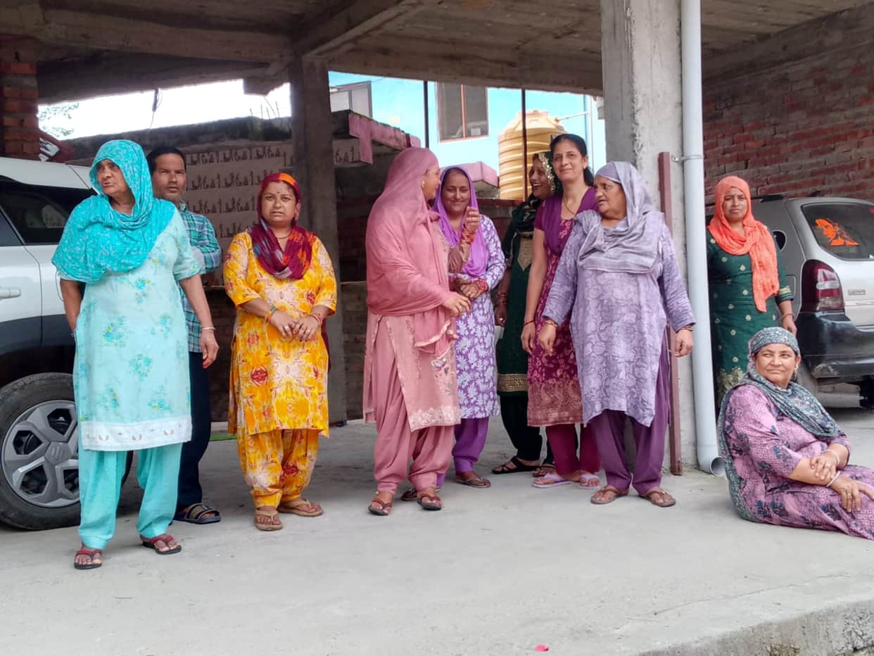 Women protested against the team that arrived to install smart meters in Sujanpur.