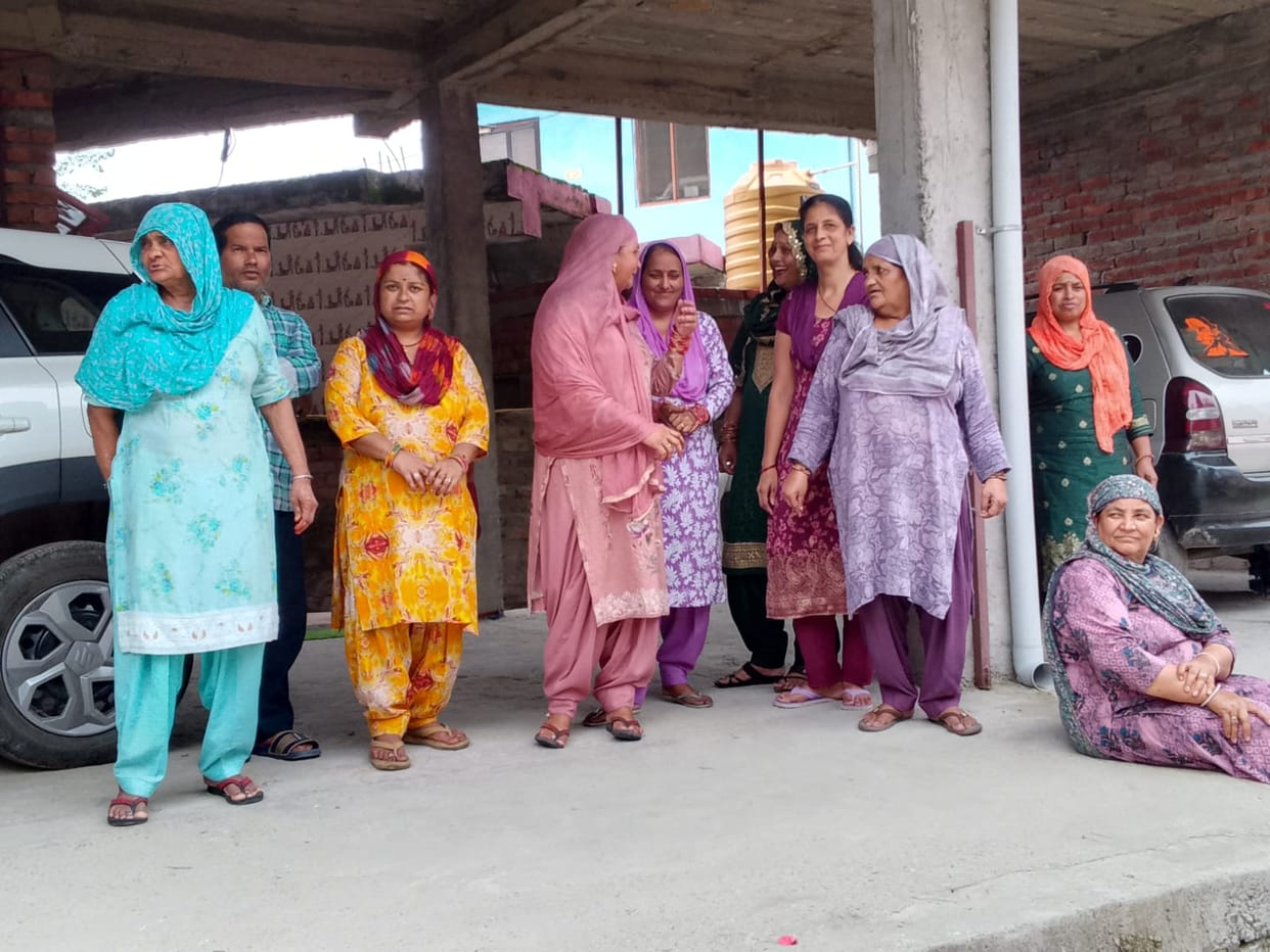 Women protested against the team that arrived to install smart meters in Sujanpur.