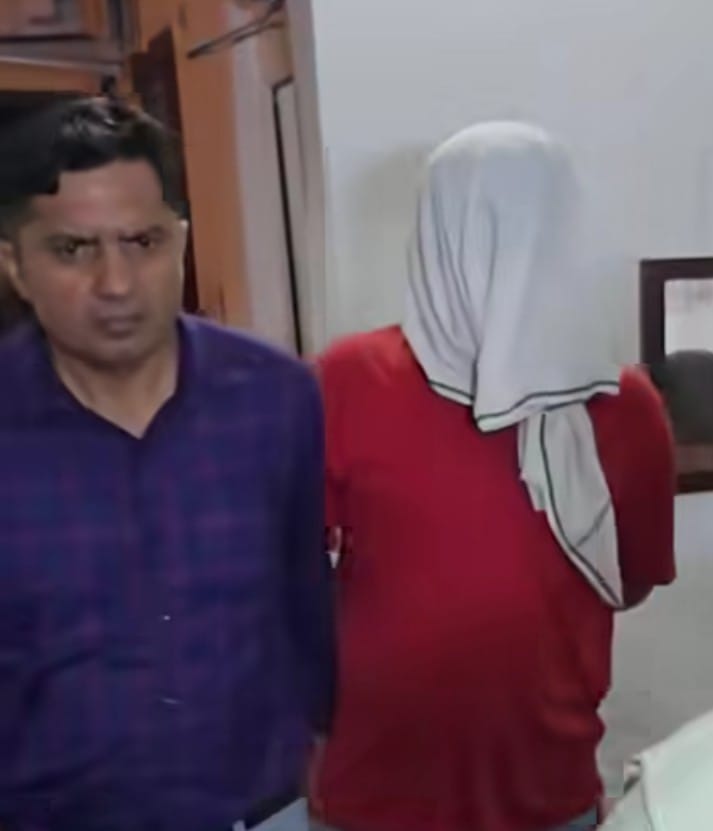 Head Constable of Sector-9 police post arrested while accepting a bribe of rs 3,000; accomplice fled.
