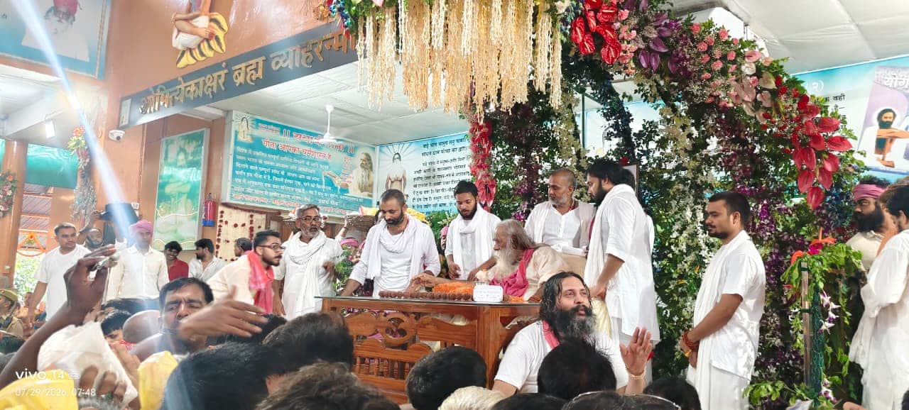 सक्तेशगढ परमहंस आश्रम में स्वामी अड़गड़ानंद महाराज जी शिष्य के आशीर्वाद देते हुए। फोटो संवाद