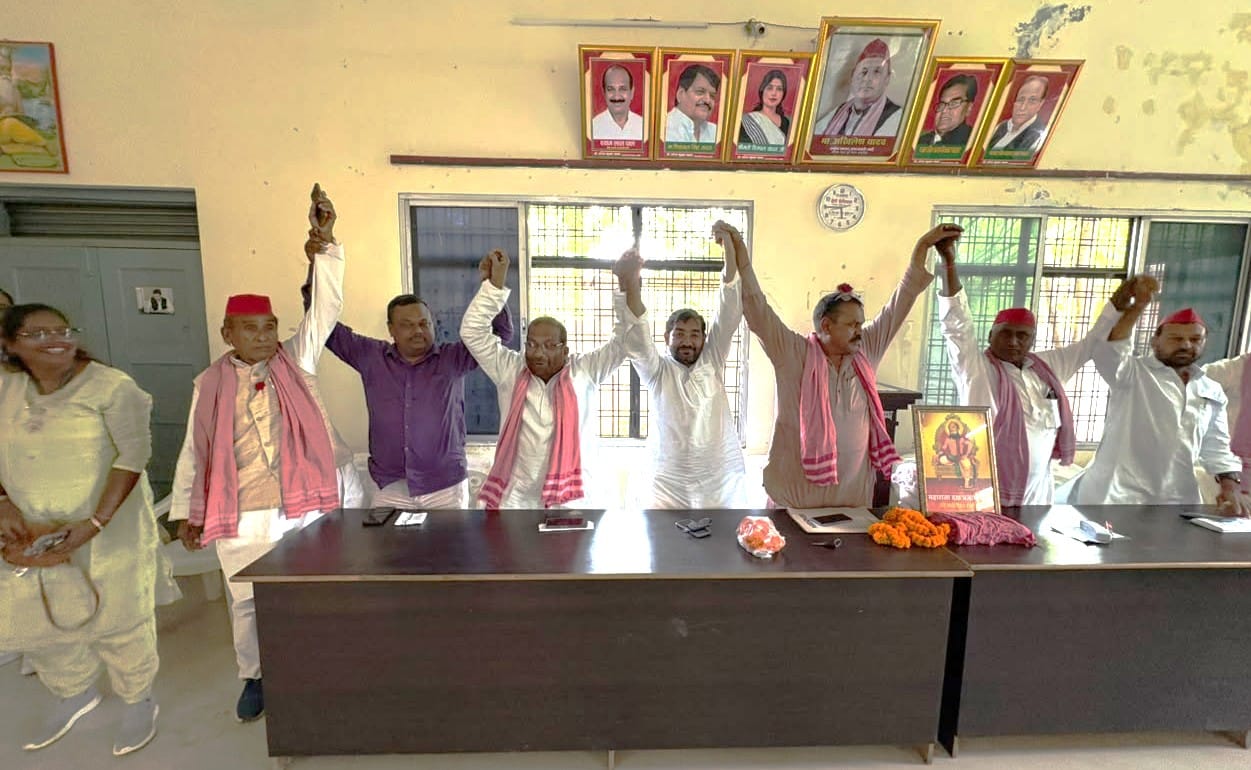 सपा कार्यालय पर महाराजा दक्ष प्रजापति की जयंती में सरकार बदलने का संकल्प लेते पदाधिकारी। संवाद
