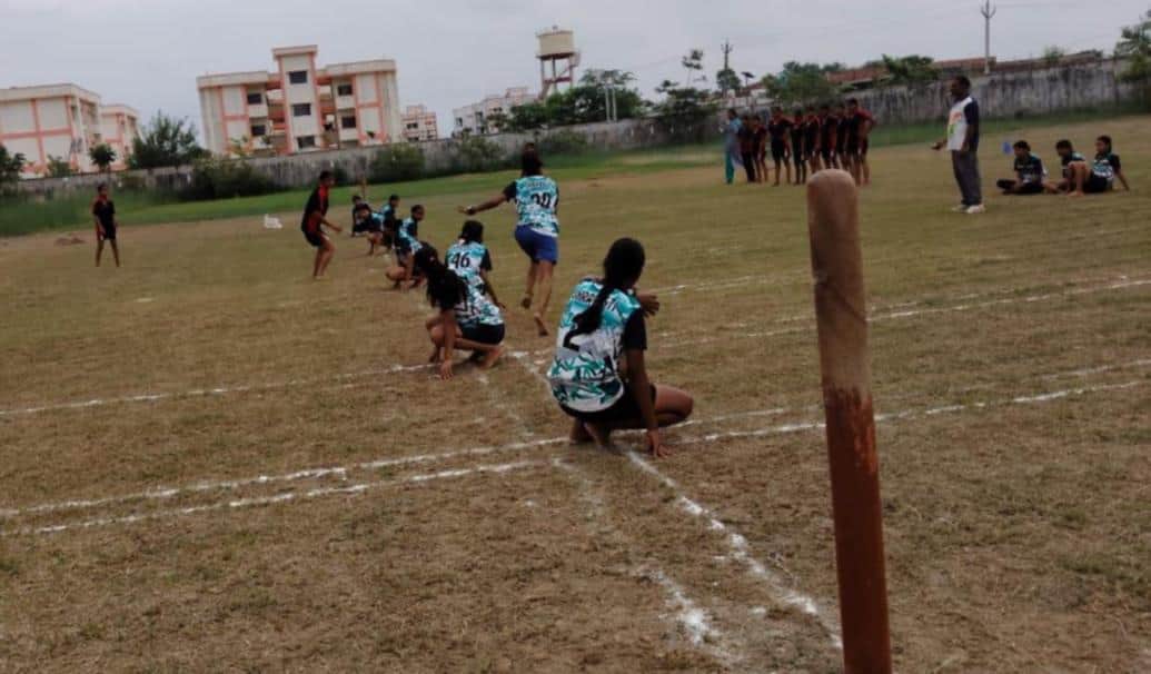 स्पोर्ट्स स्टेडियम भिनगा में खो-खो खेलती छात्राएं।