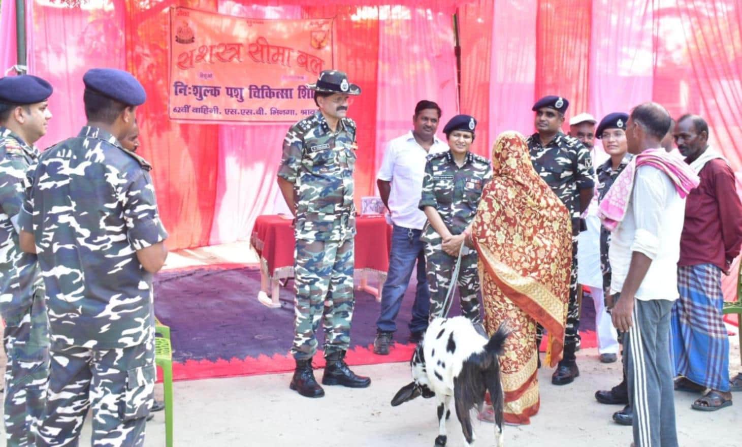 सिरसिया क्षेत्र में पशु चिकित्सा शिविर का निरीक्षण करती एसएसबी महानिरीक्षक।