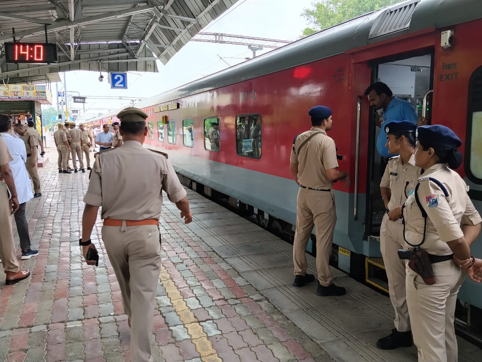 सिटी स्टेशन पर 35 मिनट रूकी रही बेगमपुरा एक्सप्रेस, राज्यपाल थी सवार।