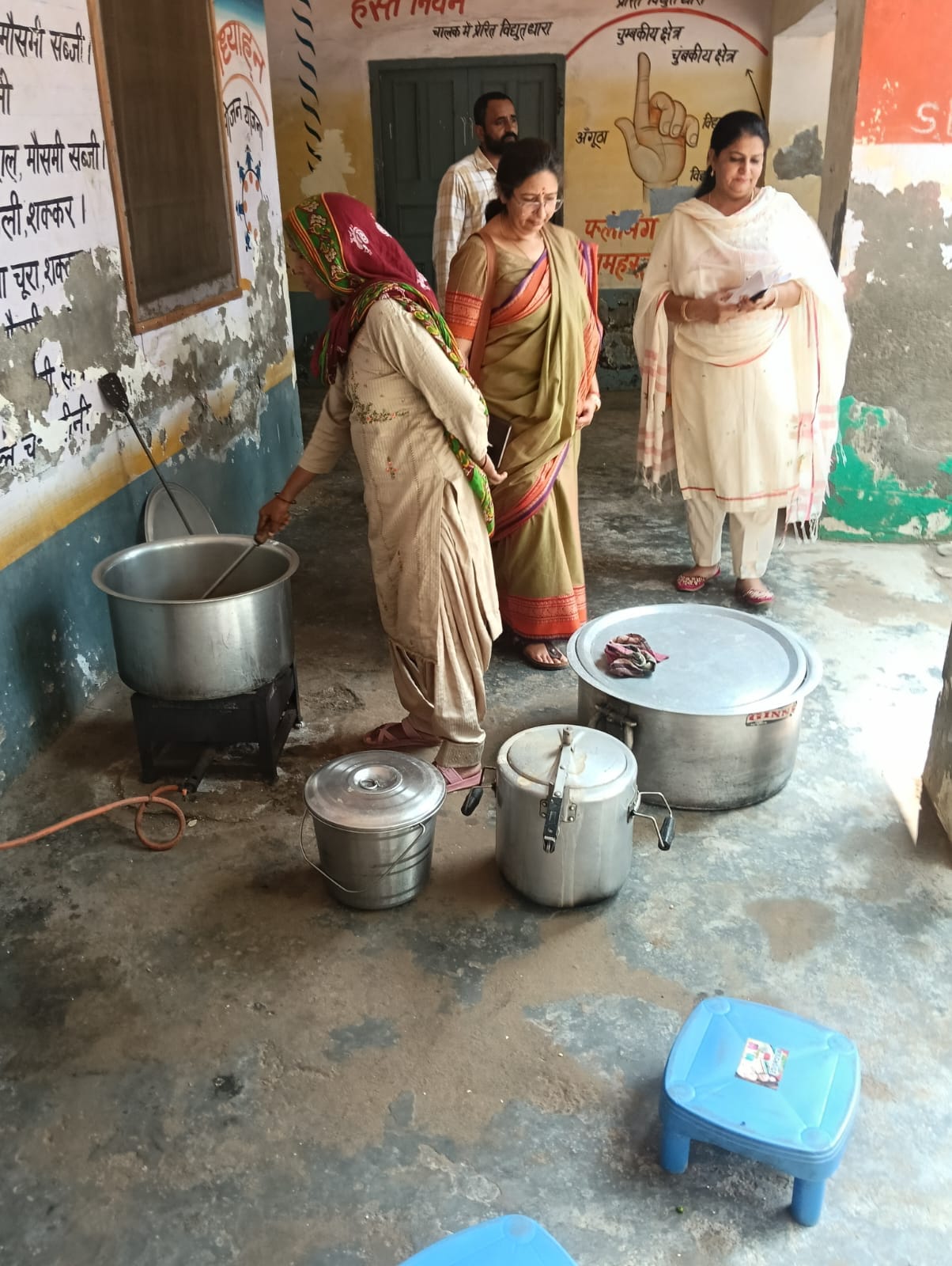 सातरोड राजकीय स्कूल में मिड डे मिल की जांच करते अतिरिक्त उपायुक्त शालिनी चेतल।