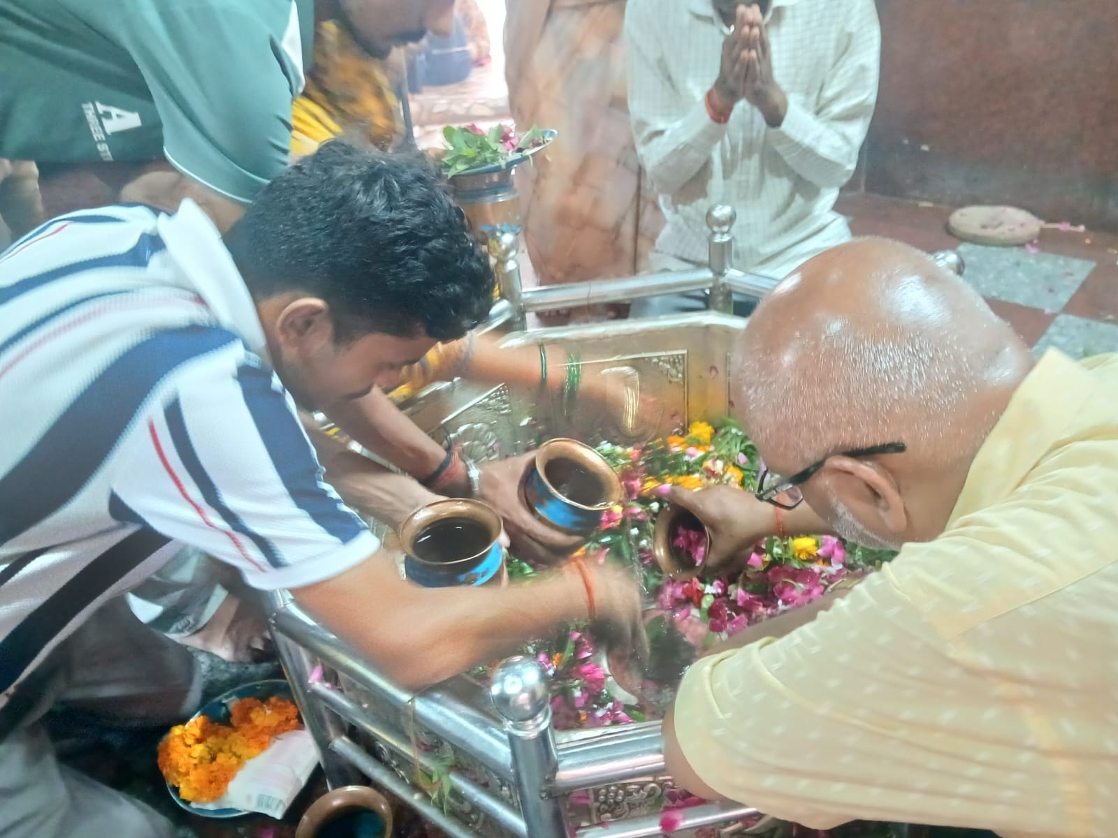 सावन के पहले दिन शिवालयों में जलाभिषेक करते श्रद्धालु व नागेश्वर महादेव मंदिर में गणपति स्वरू