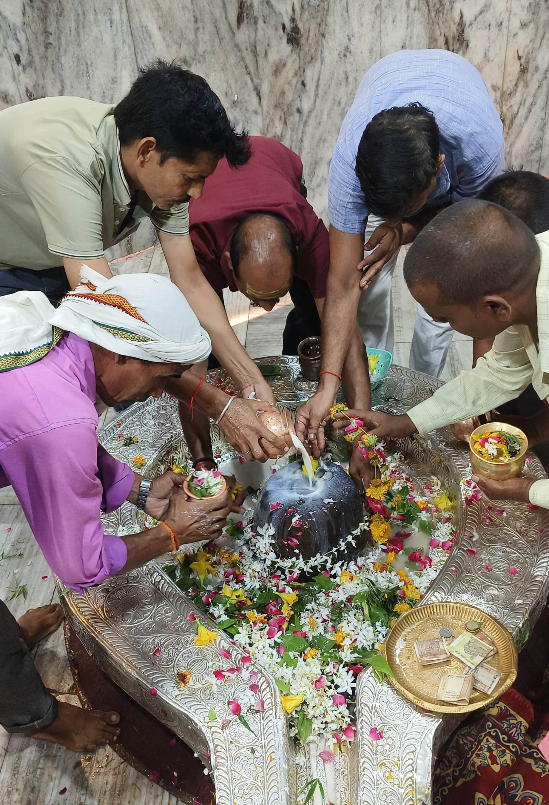 सावन माह के पहले दिन बाबा घुइसरनाथ धाम में जलाभिषेक करते श्रद्धालु। संवाद
